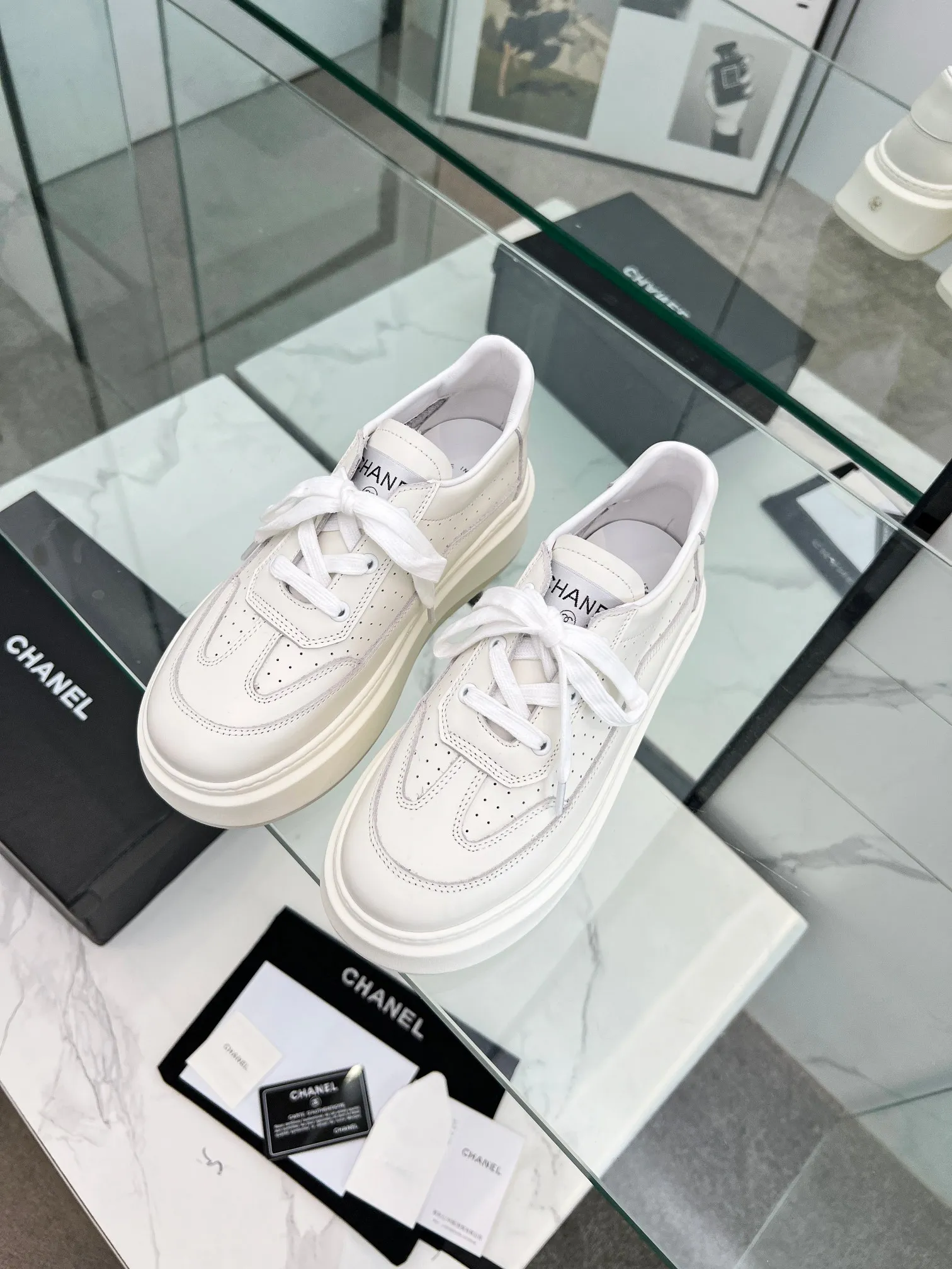 👟👟Ex-factory price 540👟👟 Super popular - Chanel Chanel 2024 new casual sports shoes and sneakers, hard to find in the counter. Super beautiful color, very versatile, super comfortable, full of little fragrance, classic, durable and versatile, with spliced upper materials, real cowhide, sheepskin lining, original pU+Tpa sole, good resilience, Wear light, white, white and black, white and yellow code number: 35-40